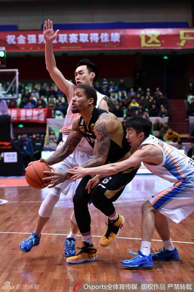 怀旧丨黄金一代的风骨,定格在那一季的CBA江湖 迈克尔·比斯利在赛场上演标志性的干拔跳投,他的进攻万花筒技巧令防守者绝望,单场63分的壮举至今仍被球迷津津乐道。