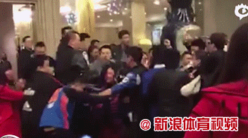 怒火锦江夜:回看辽篮与四川球迷那场无法遗忘的冲突 夜色下的成都锦江宾馆门口人头攒动,身穿红衣的球迷与刚下车的辽宁队球员形成对峙,空气中弥漫着紧张的气息,一场风暴即将来临。