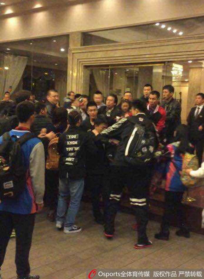 怒火锦江夜:回看辽篮与四川球迷那场无法遗忘的冲突 冲突平息后,酒店门口留下满地的纸屑与杂物,身穿不同颜色衣服的人群仍未完全散去,有人在打电话,有人驻足回望,现场一片狼藉与落寞。