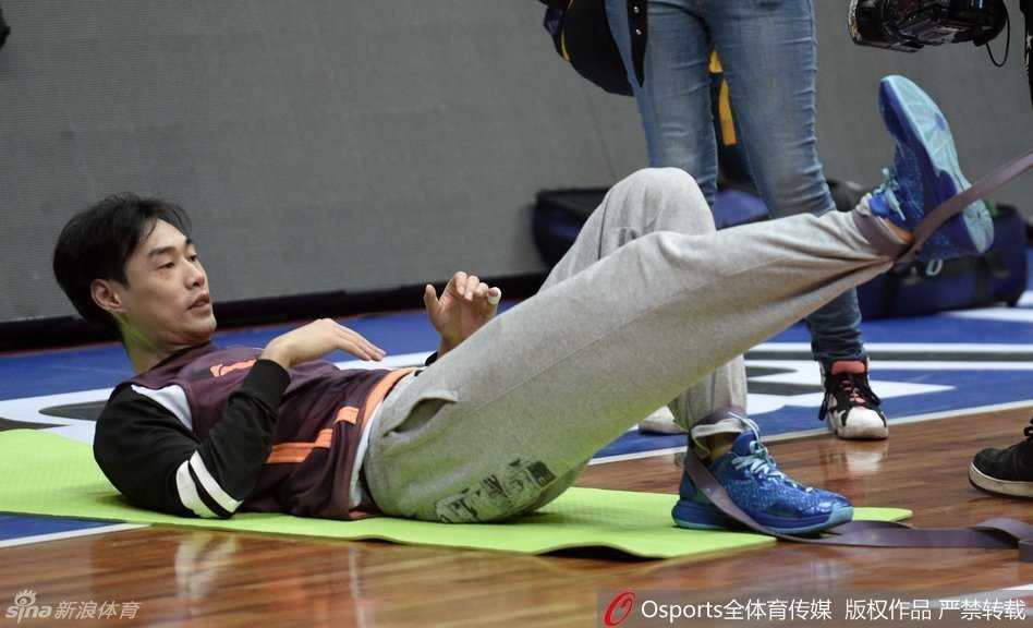 总决赛前奏的蜀地篮团:汗水与笑颜编织的冠军之路 杨学增指导双手交叉抱在胸前,静静地站在场边注视着球员们的上篮训练,目光深邃而平和,仿佛整个球馆的节奏都尽在他的掌握之中