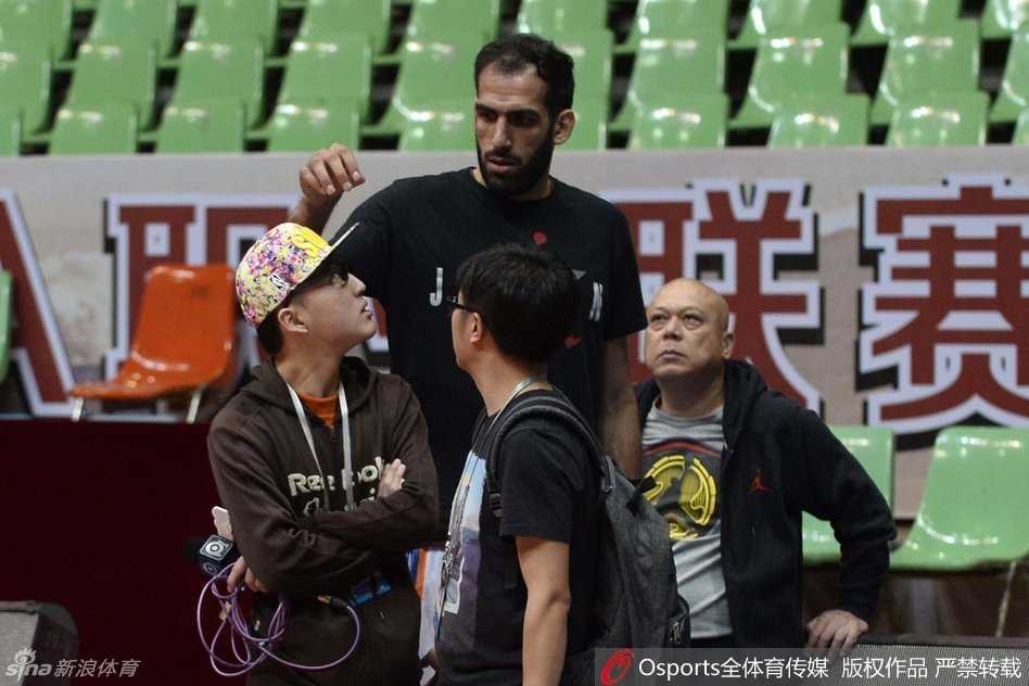 总决赛前奏的蜀地篮团:汗水与笑颜编织的冠军之路 训练结束后,张春军一边用毛巾擦拭着脸上的汗水,一边侧耳倾听队友的玩笑,眉眼间的笑意透露出他对接下来硬仗的期待与自信