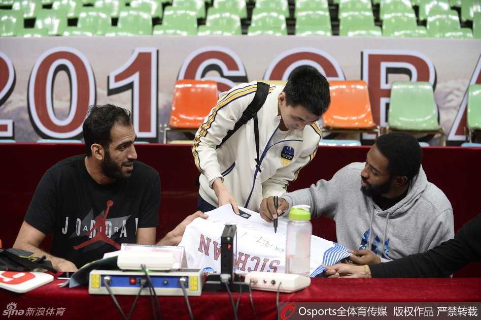 总决赛前奏的蜀地篮团:汗水与笑颜编织的冠军之路 球迷围拢中,外援哈里斯低着头在球衣上勾勒出自己的名字,嘴角却藏着一丝即将恶作剧般的狡黠笑意,仿佛心里正盘算着待会儿如何捉弄队友