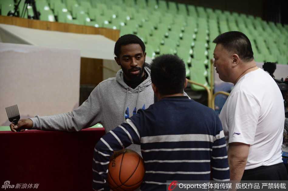 总决赛前奏的蜀地篮团:汗水与笑颜编织的冠军之路 孟达将身体压到极限,手臂越过脚尖紧紧抱住腿部,额头上渗出细密的汗珠,脸上却写满了老将的坚韧与对胜利的渴望