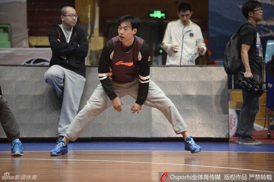 总决赛前奏的蜀地篮团:汗水与笑颜编织的冠军之路 哈达迪与相熟的伊朗记者咬耳朵,他用大手比划着什么,眼神里带着顽童般的得意,似乎在透露一个只有他们才懂的秘密