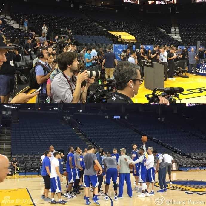 总决赛前奏:王仕鹏妻子李跑的甲骨文球场偶遇记 走出通道的勒布朗·詹姆斯终于出现在训练馆灯光下。他身着骑士队白色训练服,正准备伸展筋骨进行赛前热身。尽管只是训练,但“詹皇”的眼神里已经透露出对即将到来的总决赛首战的专注与渴望。