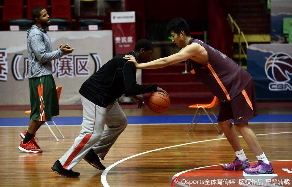 总决赛前的蜀中趣事:老友艾伦探班,邓特蒙扭扭车抢镜 训练间隙,四川队外援邓特蒙展现出顽童本色,他不知从哪找来一辆扭扭车,在场地上滑稽地滑行,搞怪的动作引得一旁的队友和工作人员忍俊不禁。