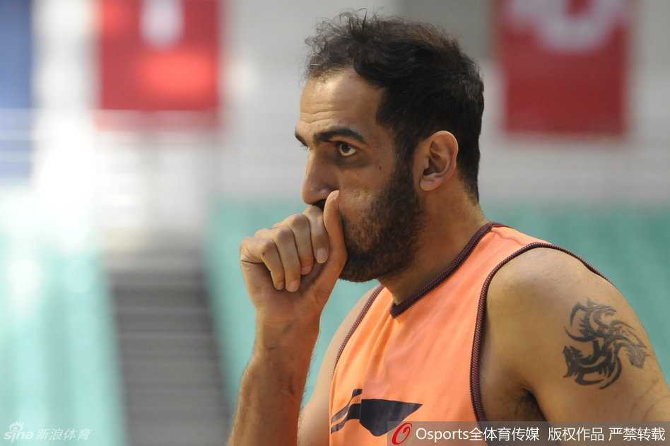 全队进行着有序的集体热身，每个人脸上都写满了专注与平静，对于即将到来的主场首战，他们已做好准备迎接历史的呼唤。