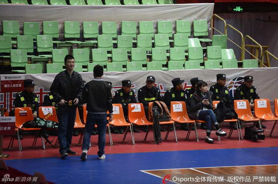 辽宁队主教练郭士强在千呼万唤中终于出现在公众视野，他身穿灰色运动服，面容显得非常憔悴，眼中布满血丝，面对镜头时神情木然，嘴角勉强挤出一丝苦涩的微笑，似乎承载着巨大的压力和内心的挣扎。