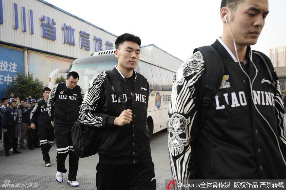 刘志轩在走向更衣室的通道里停下脚步，抬头望向记分牌。他的球衣已被汗水浸透，眼神中充满了拼尽全力的不甘与对系列赛未来的复杂思虑。