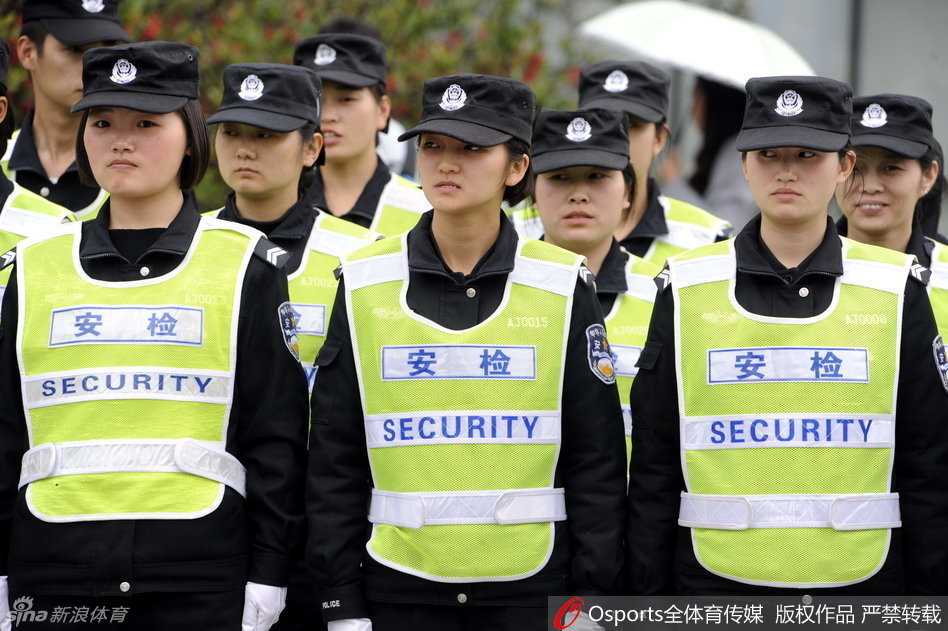 总决赛第三战后，四川省体育馆外气氛骤然紧张，身穿荧光绿背心的安保人员组成人墙，神色凝重地注视着每一个出入口，空气仿佛凝固。