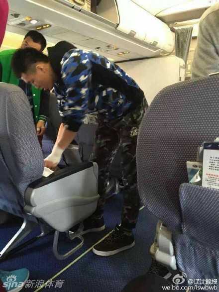 酒店门口的灯光下，多名身穿红色外套的球员和白色T恤的球迷紧紧纠缠在一起，手臂交错，场面极度混乱，有人试图拉开双方，但愤怒的情绪让局面一度失控。