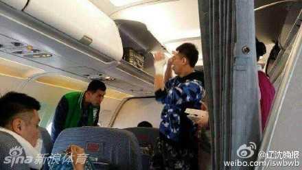 机场大厅里，郭艾伦和贺天举低头快步行走，郭艾伦左手紧紧攥着一张登机牌，贺天举受伤的右手被夹克衫遮掩着，两人面色凝重，眼神回避着周围的镜头。