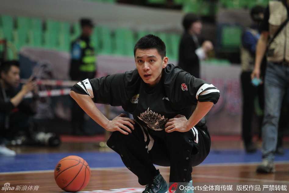 四川队外援哈里斯进行最后的热身，上一场狂砍34分的他，今晚毫无疑问将是辽宁队的头号心腹大患。