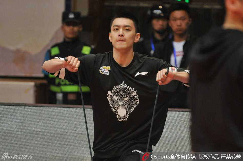 四川队其他球员同样在认真备战，拉伸、投篮、交流，每个人都专注于即将到来的总决赛关键一战。