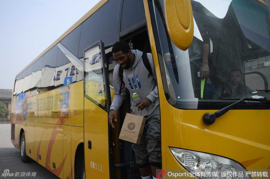 哈里斯大步流星走在最前头，身后的安保人员神情警惕，而他坚毅的目光早已穿过通道，望向了今晚即将厮杀的战场。