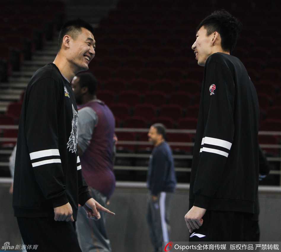 周琦在篮下进行着严苛的防守训练，他高高跃起，用长臂封堵投篮，如同大魔王般守护着新疆队的禁区领空。