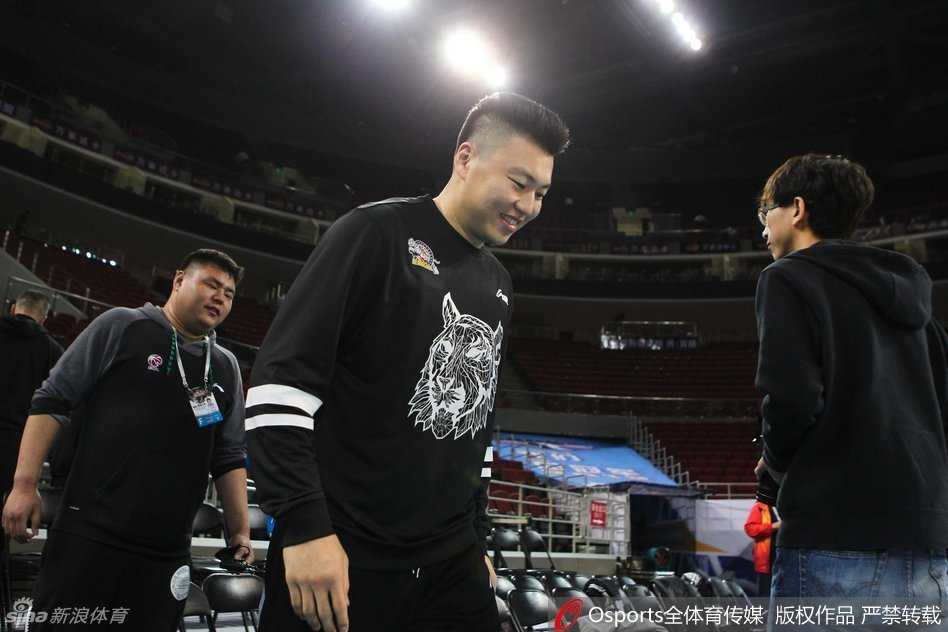 身披新疆队战袍的李根在五棵松球馆的地板上专注练习投篮，每一个出手动作都透着对这块场地的熟悉与陌生交织的复杂情感。