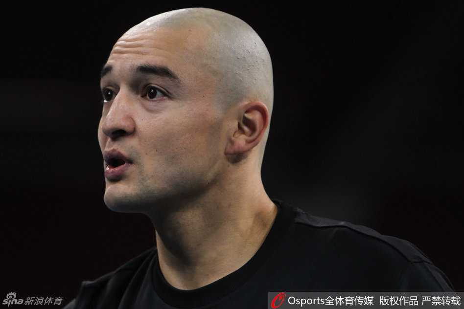 西热力江以醒目的光头造型亮相训练场，场边的他目光深邃，陷入沉思，仿佛在提前构思着揭幕战上的每一次防守与奔跑。