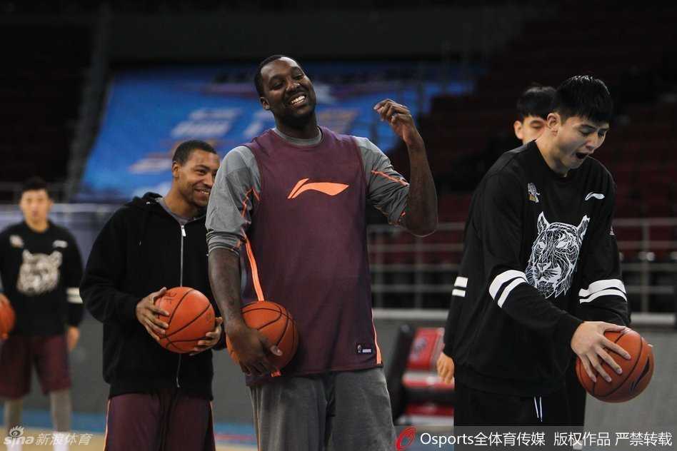 大外援布莱切在训练中露出轻松的笑容，尽管面临体能的质疑，但此刻他享受着篮球的乐趣，准备在新赛季证明自己的统治力。