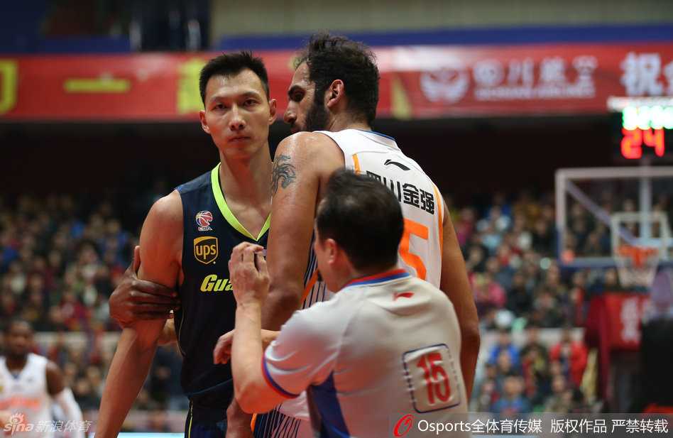 外援迪奥古如同重型坦克一般，运球强行突破杀入篮下，面对补防毫无惧色，用身体扛开防守者，展现出惊人的爆发力。