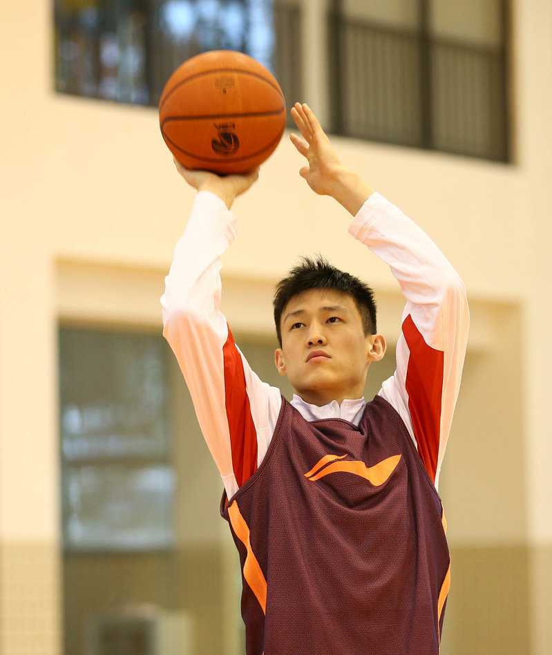 朱芳雨在投篮训练中一丝不苟，表情专注，全然不知接下来眼角受伤的小意外即将发生，职业精神令人动容。