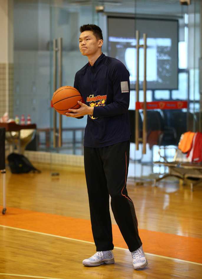 训练中发生小意外，朱芳雨眼角受伤，他用手捂住伤处，表情痛苦，队友们纷纷围拢过来，神情各异，充满关切。