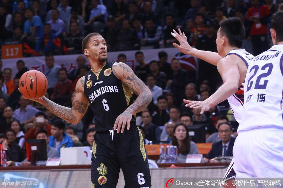 孟铎在三分线外果断起跳出手，皮球离开指尖飞向篮筐，防守球员扑防不及，全场目光聚焦于这颗决定战局的球。