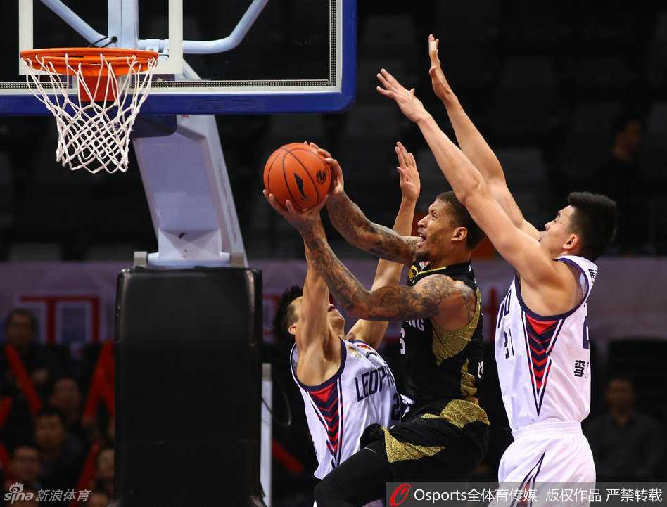 全场寂静，深圳与山东两队球员在中圈附近低头肃立，为光明新区泥石流中的遇难者默哀，空气中弥漫着庄严与悲悯。