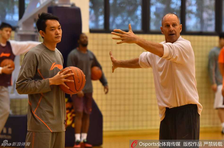 核心易建联在进行持球进攻训练，面对空档果断出手，眼神坚毅，展现出极佳的竞技状态。