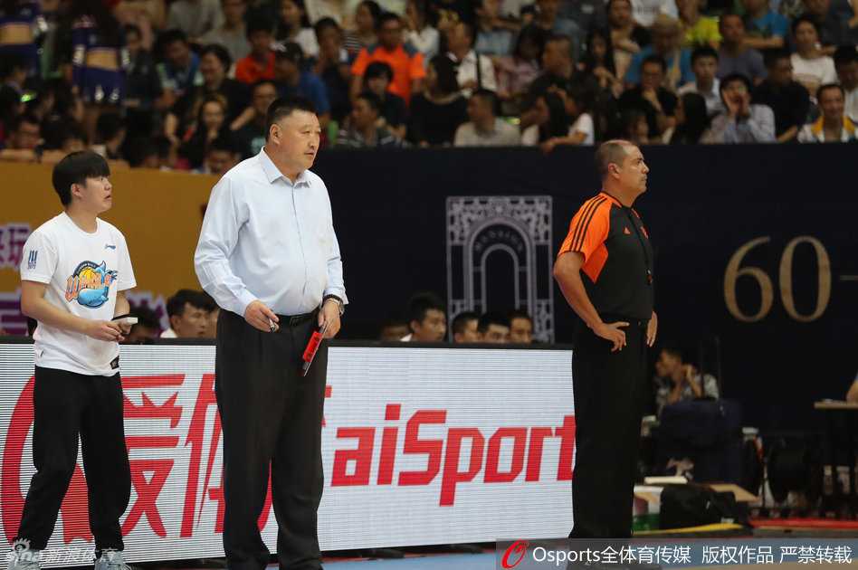 四川队主教练杨学增在场边神色严峻地指挥，面对强敌他不断通过手势提醒队员跑位