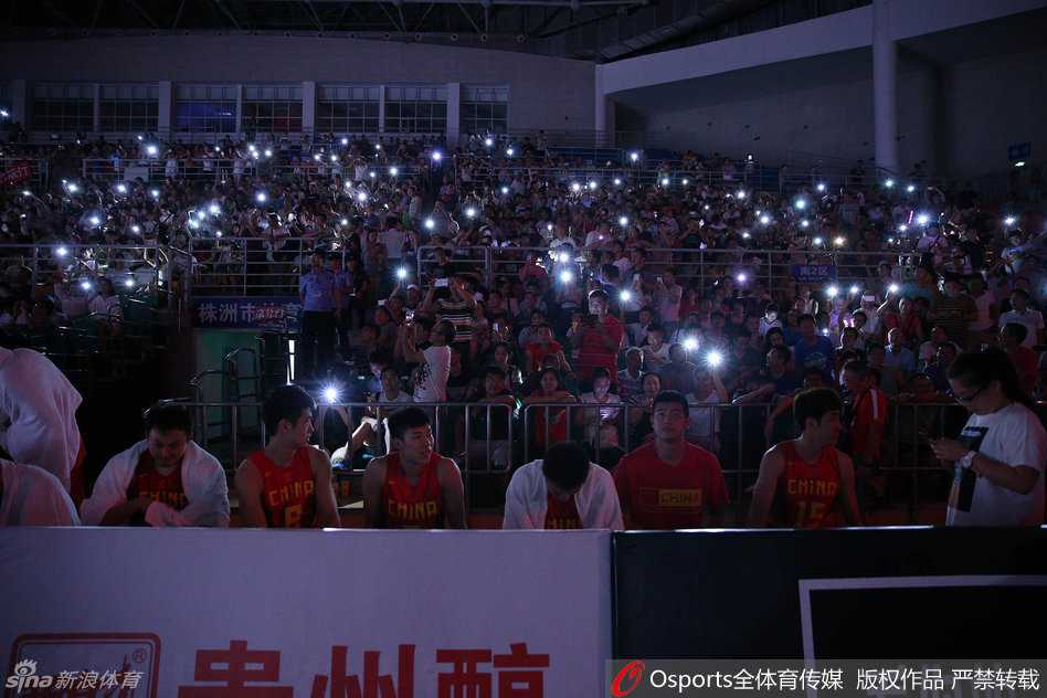 看台上连成一片的手机闪光灯，像是被魔法点亮的星海，球迷们面带微笑，用自己小小的光源为心爱的球队撑起了一片光明。