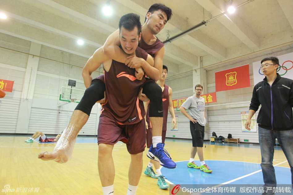 在折返跑测试中轰然倒地的李晓旭，面容因剧烈的疼痛而扭曲，双手紧紧捂住脚踝，身旁的队友们神色慌张地围拢过来，空气瞬间凝固。