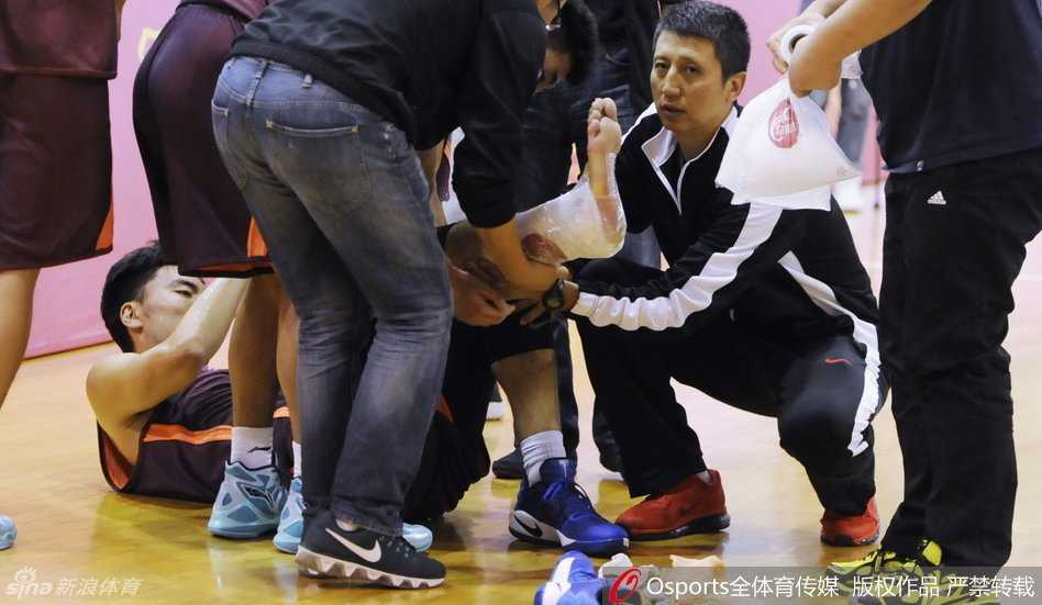 郭士强指导双手叉腰站在场边，眉头紧锁成一道川字纹，眼神穿透人群死死盯着受伤的爱徒，嘴唇紧抿，那份焦急与担忧溢于言表。