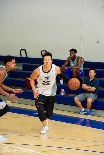 孟铎持球强行突破，面对防守球员的贴身干扰，他咬紧牙关，肌肉线条紧绷展现出极强的核心力量。