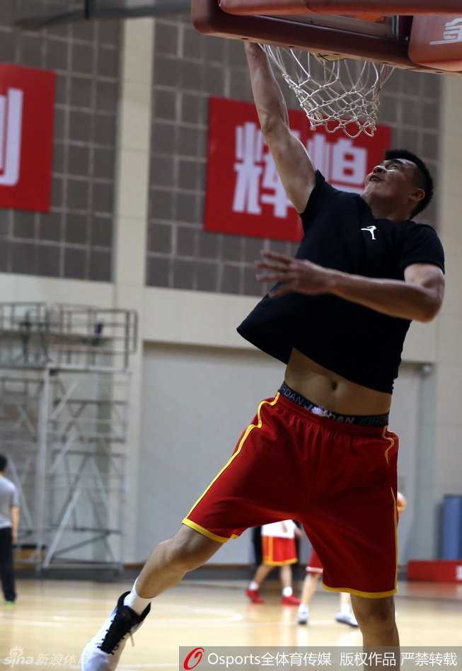 一张特写的篮球上密密麻麻签满了男篮队员的名字，每一个名字背后都是一段挥汗如雨的故事，这颗球承载着全队对里约奥运会的共同期许。