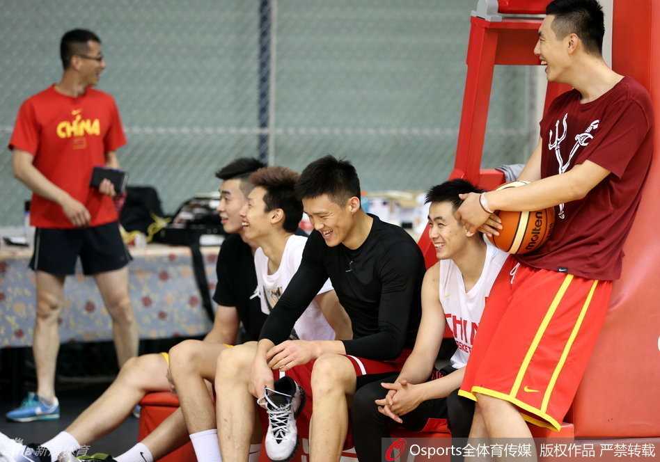 训练场边的周琦独自摊开手掌仔细端详，眼神中流露出一丝凝重。这只手承载着中国男篮内线的未来，也让人们不禁想起他此后带伤作战的坚韧与不易。