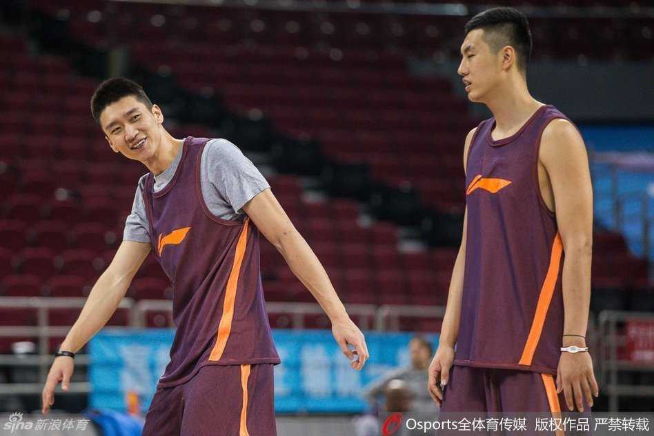 张庆鹏在体能教练的指导下进行单打训练，他咬紧牙关，肌肉线条分明，完全看不出是一名久经沙场的老将。