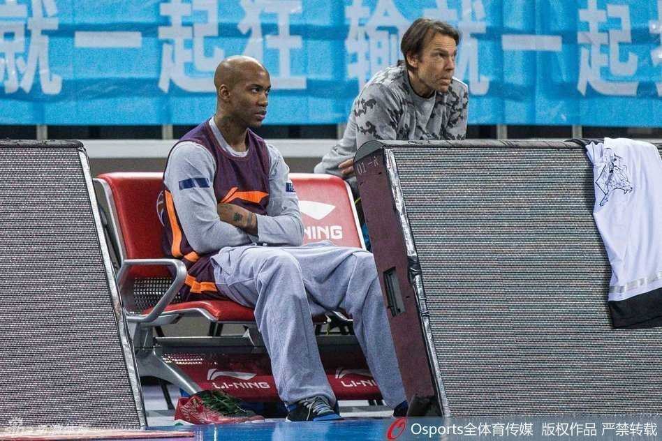 马布里独自坐在场边的广告牌上，身披毛巾，若有所思地看着场上训练的队友，他正在为即将到来的艰苦赛季积蓄能量。