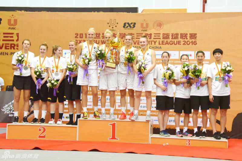 面对三人严密合围，这位球员毫无畏惧，以惊人的爆发力完成突破1V3，强硬上篮，展现了超凡的个人能力。