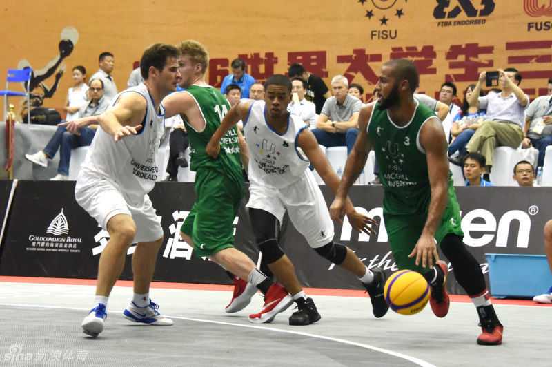 进攻端，球员利用精准的挡拆配合撕裂防线，队友顺势切入，两人眼神交汇间，一次精妙的助攻即将诞生。