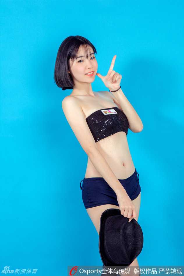 镜头拉近，黄逸辉五官立体精致，清澈的眼眸中仿佛藏着星辰，凝视远方，流露出一种超越年龄的坚定与自信。