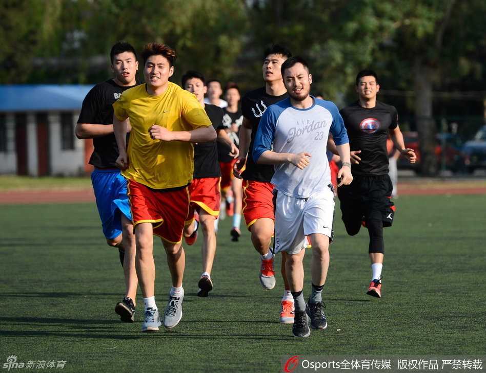 春城暖阳下，中国男篮的将士们排成一列长龙，在跑道上进行慢跑热身，他们步伐稳健，开启了海埂一天艰苦而充实的训练。