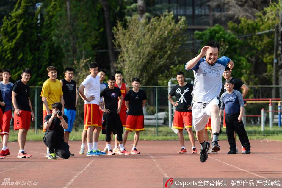 训练之余，主教练宫鲁鸣与爱徒睢冉在场边模仿起了“皮影戏”，两人搞怪的姿态和脸上洋溢的笑容，让紧张的集训气氛变得轻松欢快。