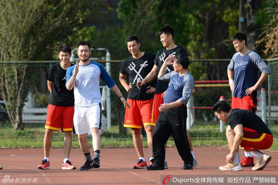 锋线球员翟晓川在训练中神情专注，一丝不苟地完成每一个技术动作，全力奔跑冲刺的他，展现出了年轻一代球员的朝气与拼搏精神。