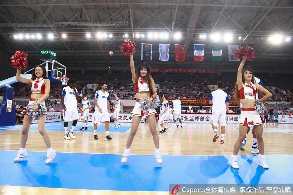 动感瞬间被完美定格，篮球宝贝们高高跃起，身体在空中舒展开来，如同掠过赛场的惊鸿，青春的热力与激情在这一刻肆意挥洒。