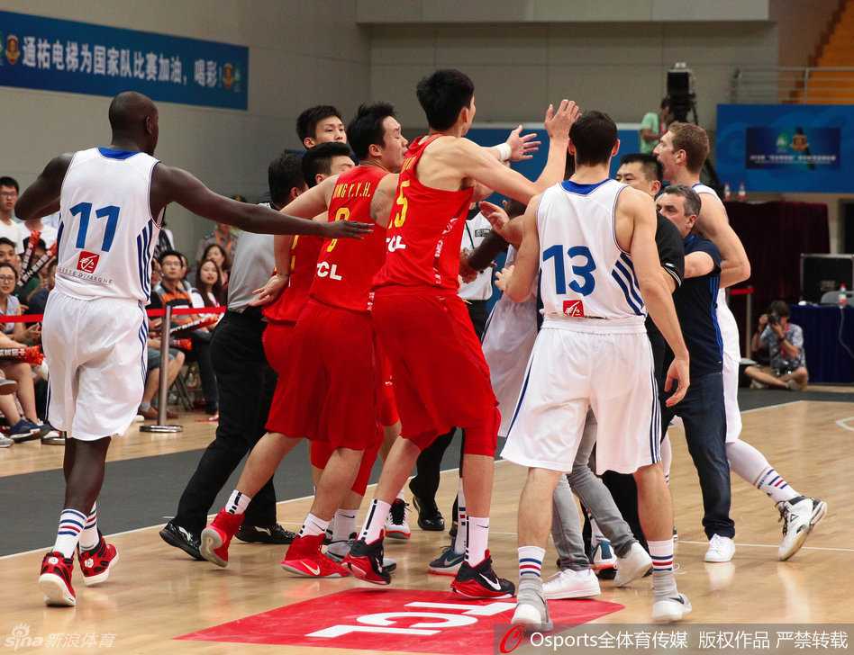 易建联持球突破，他压低重心如一辆坦克般杀入内线，眼神坚毅地盯着篮筐，对手的拉拽也无法阻挡他的步伐。