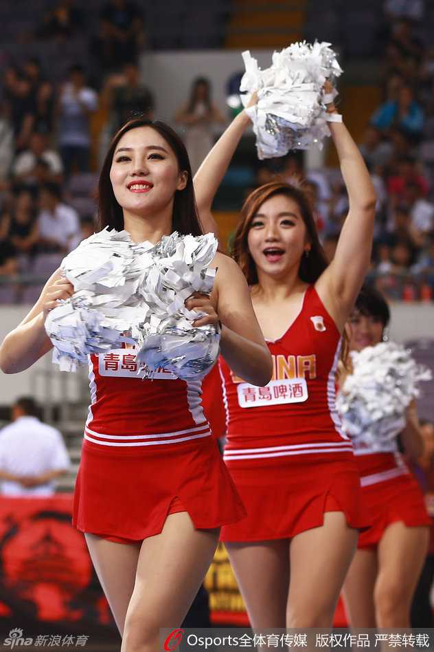 身着玫红色表演服的篮球宝贝在场地中央翩翩起舞，动感的舞姿和甜美的微笑让她成为全场瞩目的焦点，完美诠释了力与美的结合。