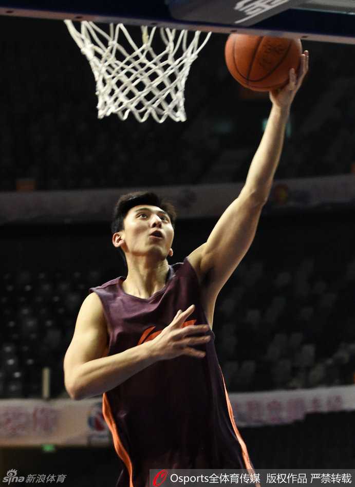 锋线悍将吉喆犹如出膛炮弹，腾空而起完成一记势大力沉的飞身上篮，动作舒展而充满杀气。