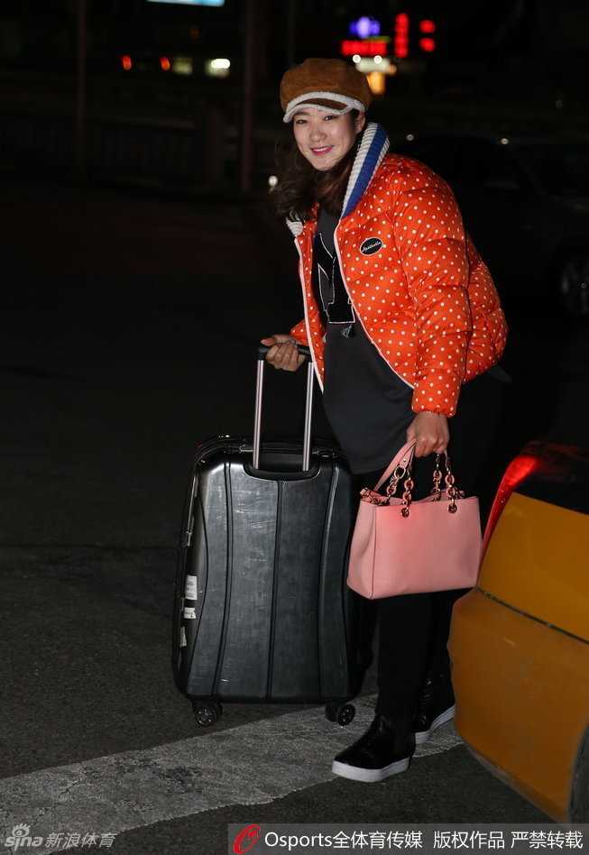 陈晓佳手持孙悟空玩偶匆匆报到，笑容满面，为严肃的集训增添了猴年新春的喜庆气息。