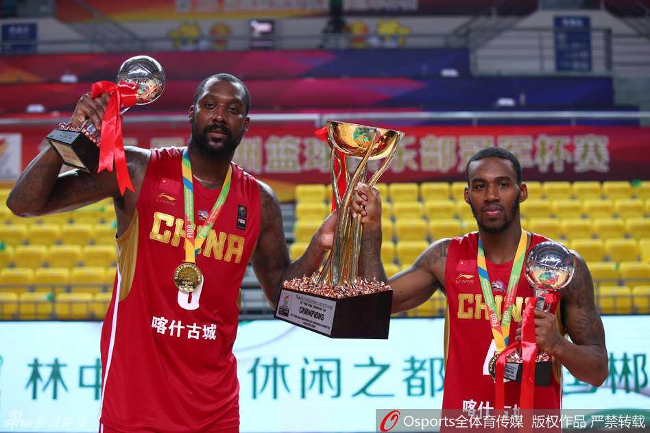 身披中国国旗的新疆男篮队员们围成一圈，忘情庆祝，可兰白克在队友簇拥下将冠军奖杯高高举起，脸上洋溢着无比的自豪与喜悦。